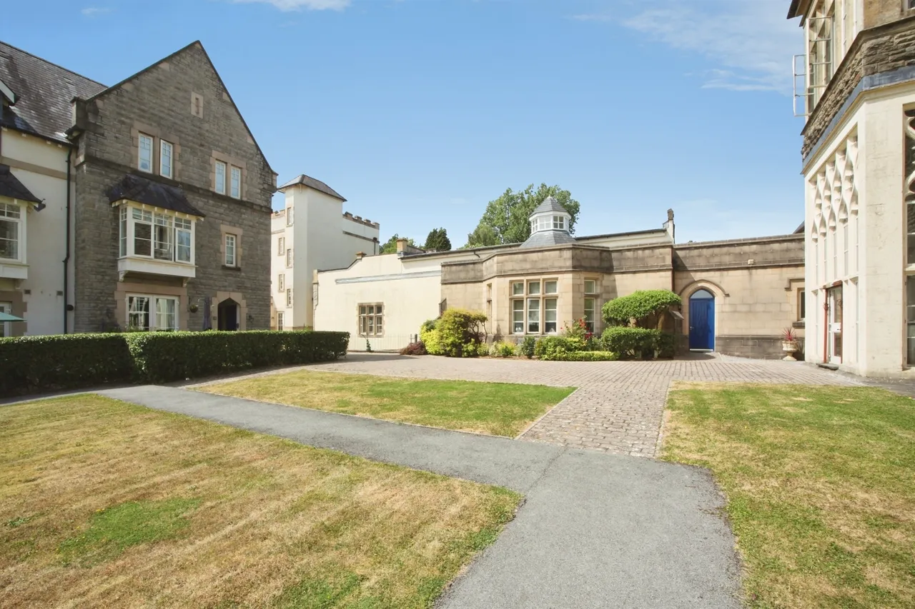 The Manor, Talygarn, CF72, photo 31