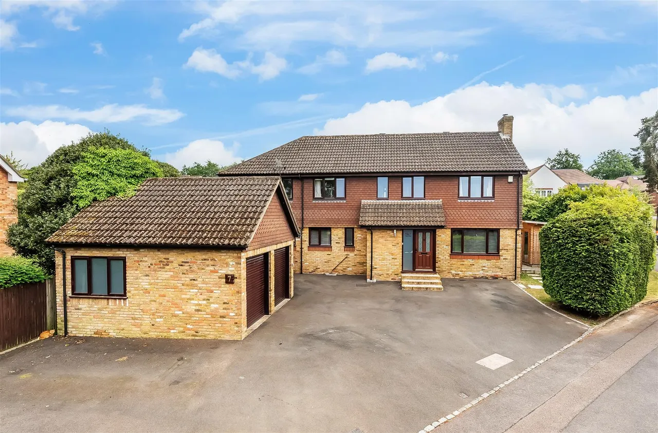 4 bed house for sale, Milton Way, Fetcham, KT22