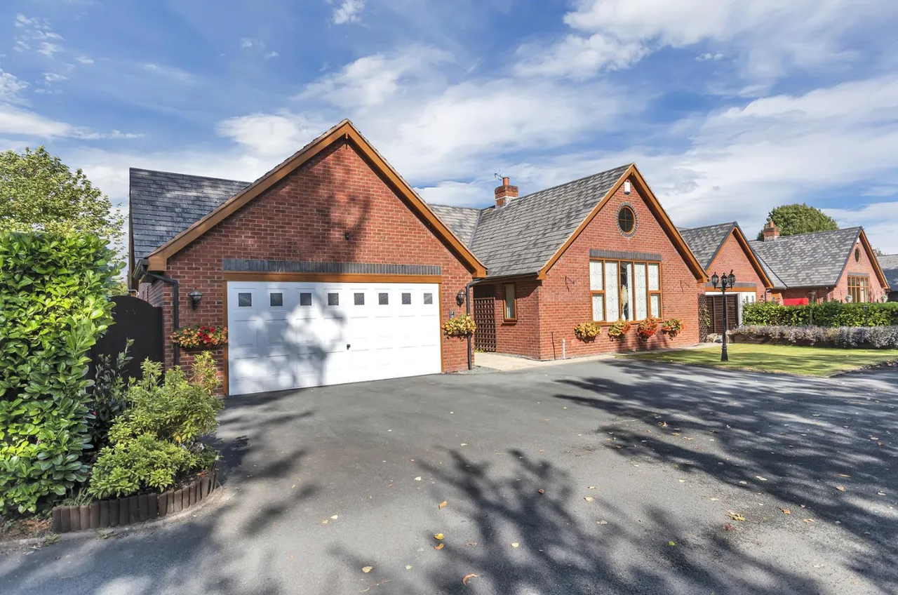 4 bed house for sale — Breidden Court, Four Crosses, Llanymynech, SY22 6NY