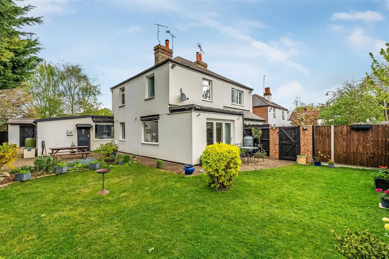 2 bed house for sale, Kingston Road, Leatherhead, KT22