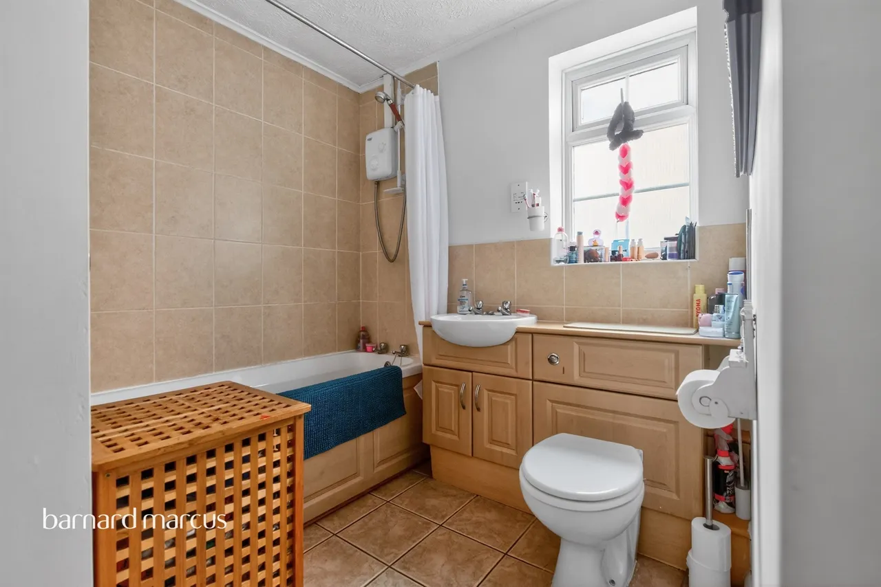 Mayfield Close, REDHILL, photo 10