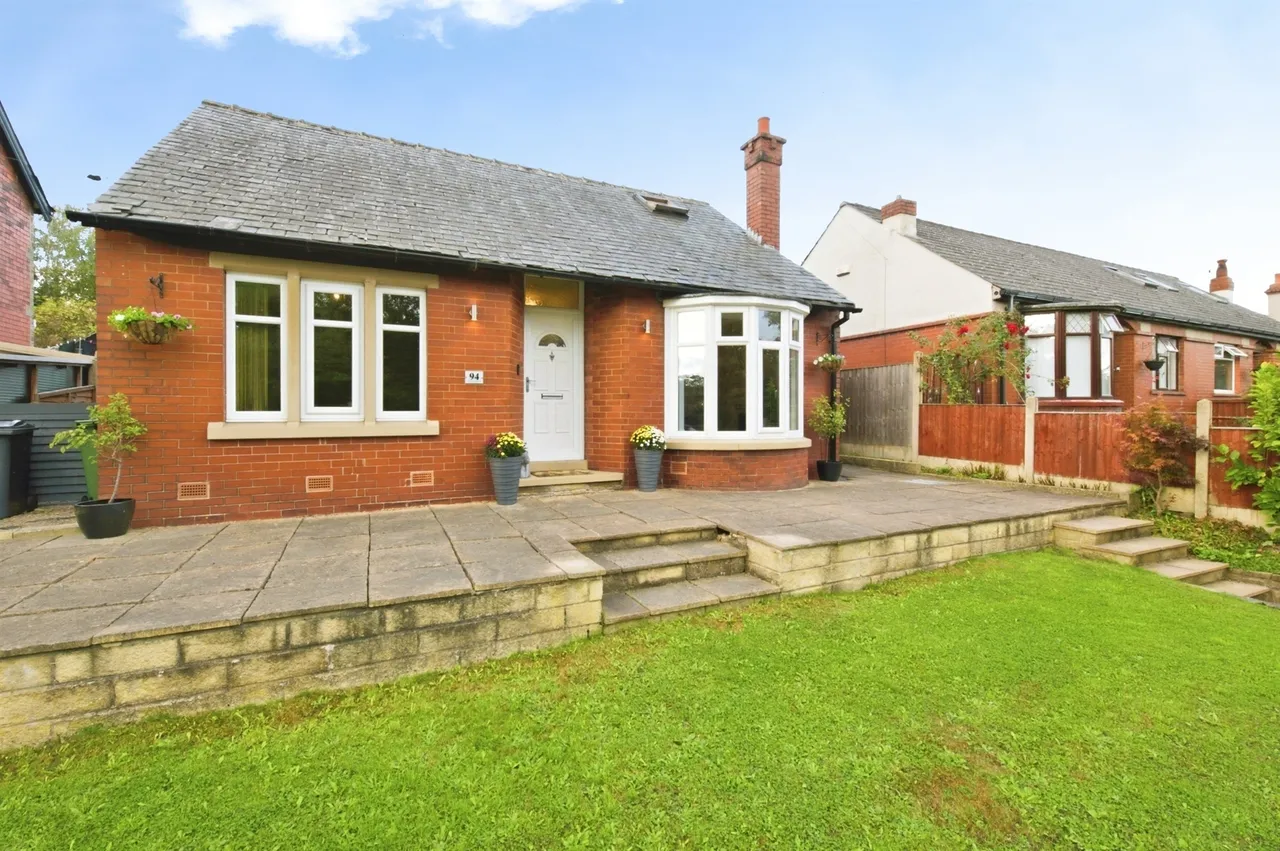 4 bed house for sale, Penistone Road, Waterloo, HD5