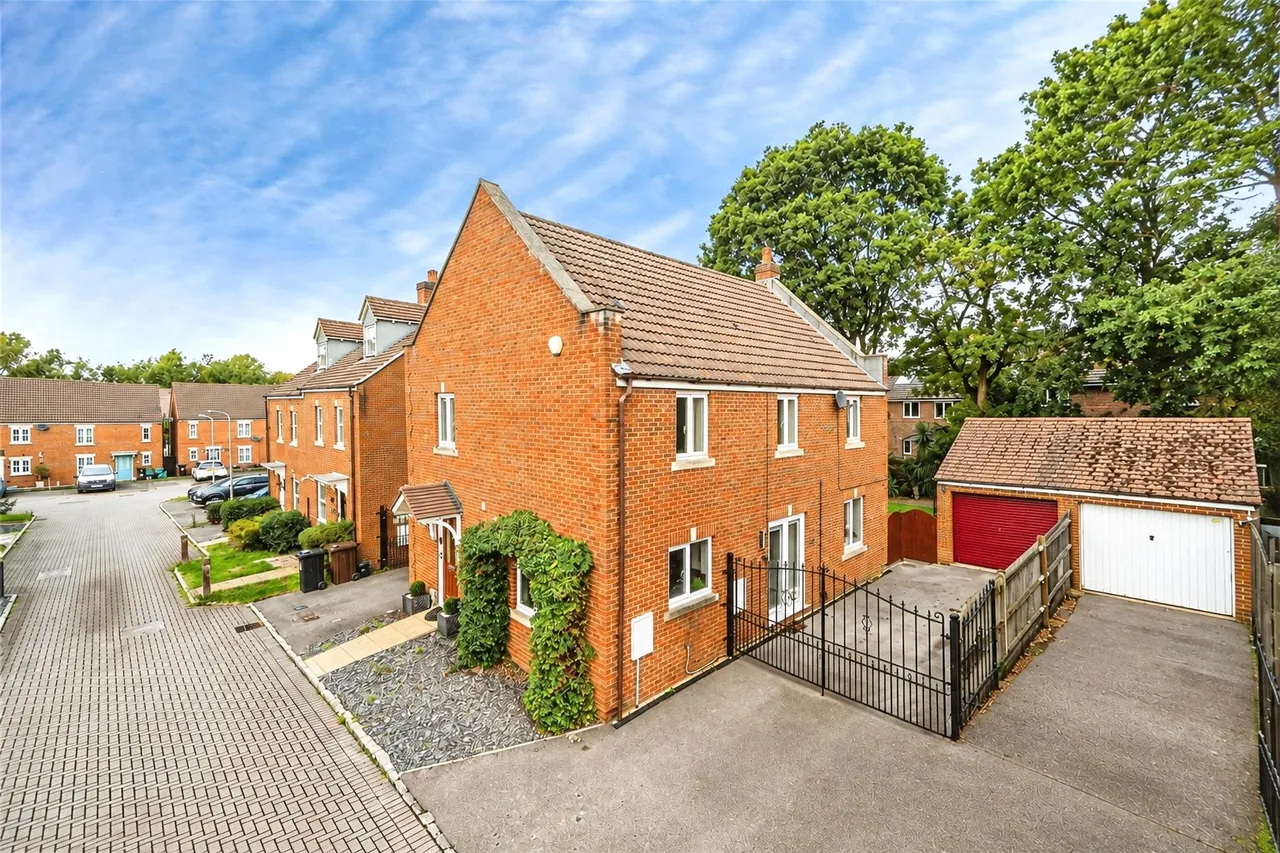 4 bed house for sale, Kingfisher Grove, Three Mile Cross, RG7