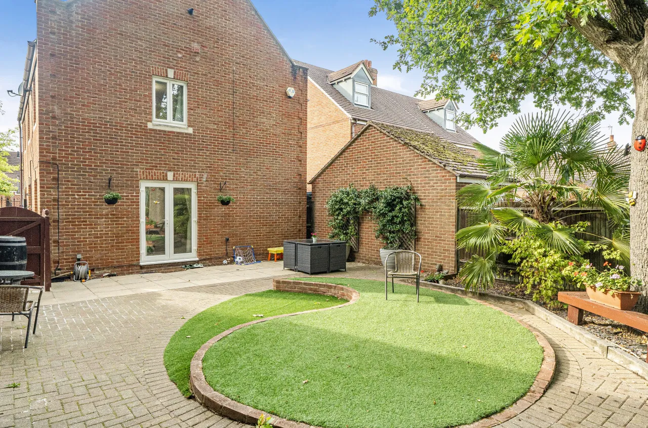 Kingfisher Grove, Three Mile Cross, RG7, photo 22