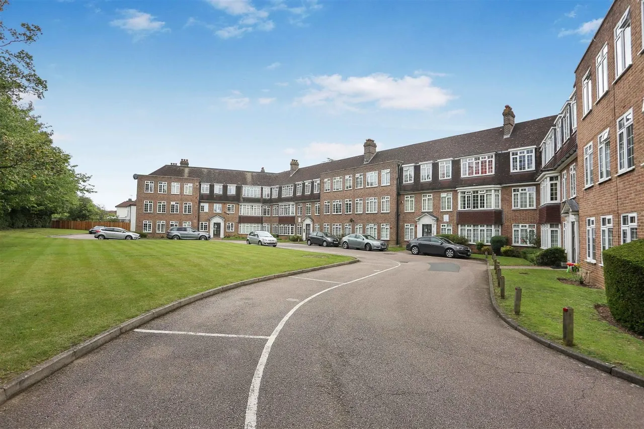 3 bed flat for sale — High Street, Cheam, Surrey, SM3 8RT