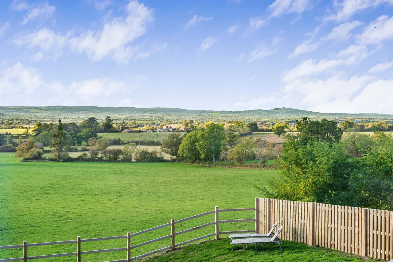 Mary King Close, Standish, GL10, photo 24