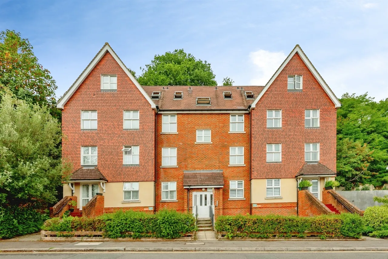 2 bed flat for sale — Garlands Road, Redhill