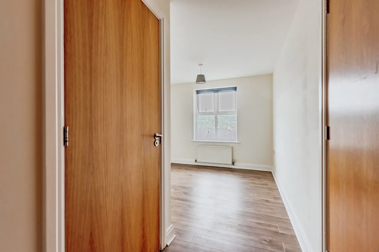 Garlands Road, Redhill, photo 6