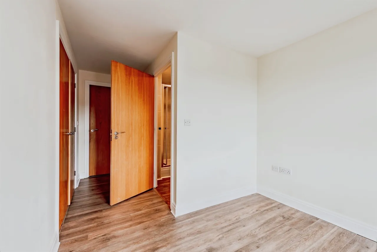 Garlands Road, Redhill, photo 8