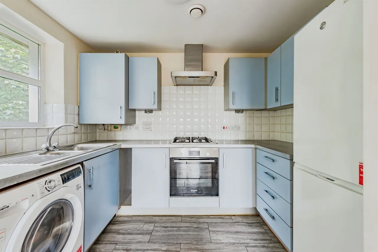 Garlands Road, Redhill, photo 5