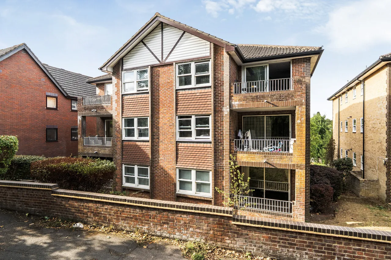 1 bed flat for sale — Elm Road, Redhill, RH1