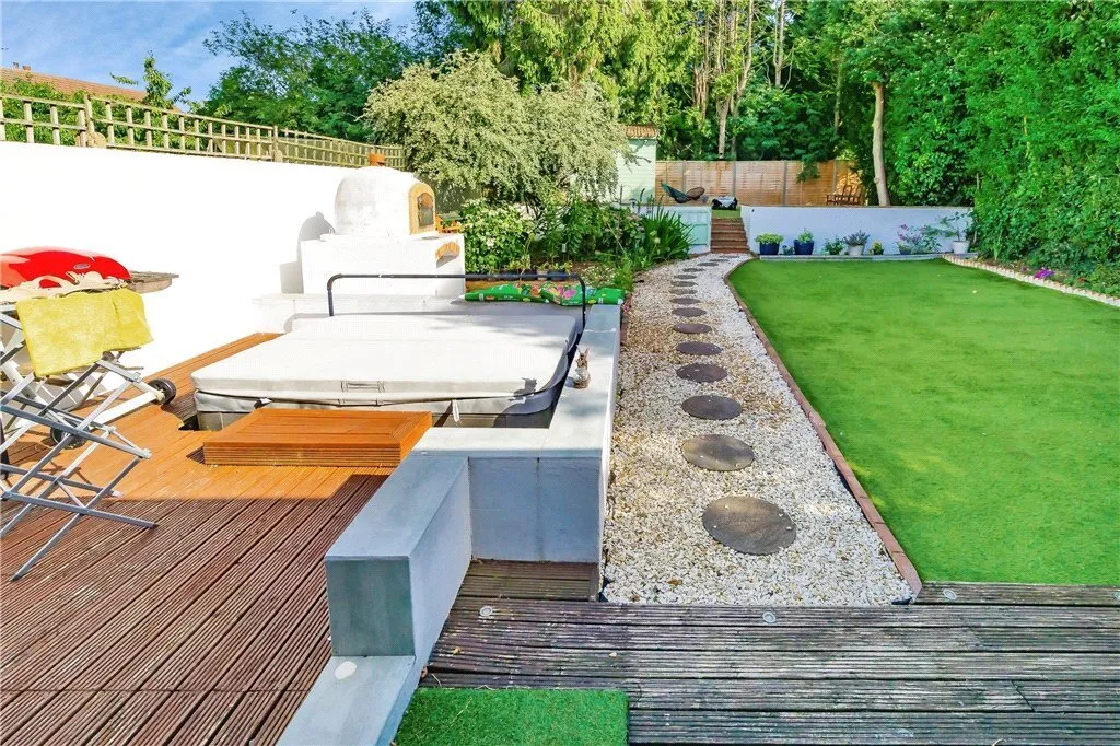 St. Michaels Road, Caterham, Surrey, CR3, photo 12