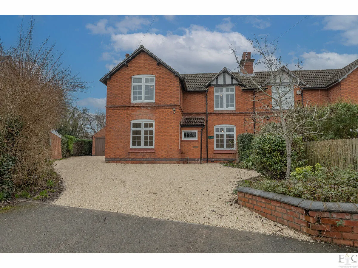 3 bed house for sale, The Square, Newton Harcourt, LE8