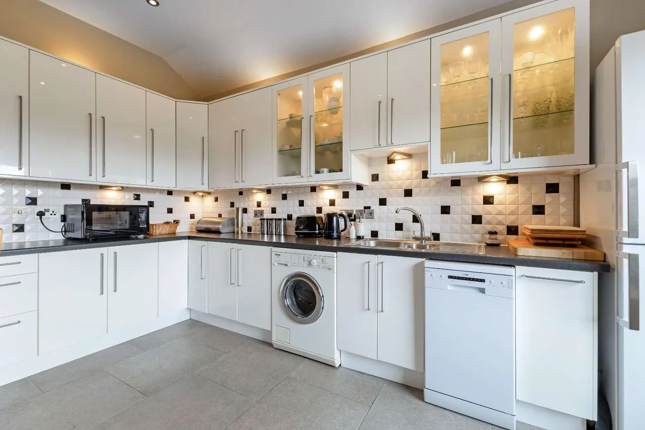 Burton Park Road, Petworth, West Sussex, GU28 0JU, photo 5