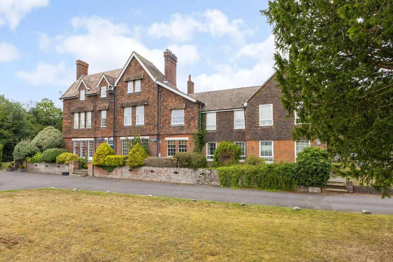 2 bed flat for sale — Burton Park Road, Petworth, West Sussex, GU28 0JU
