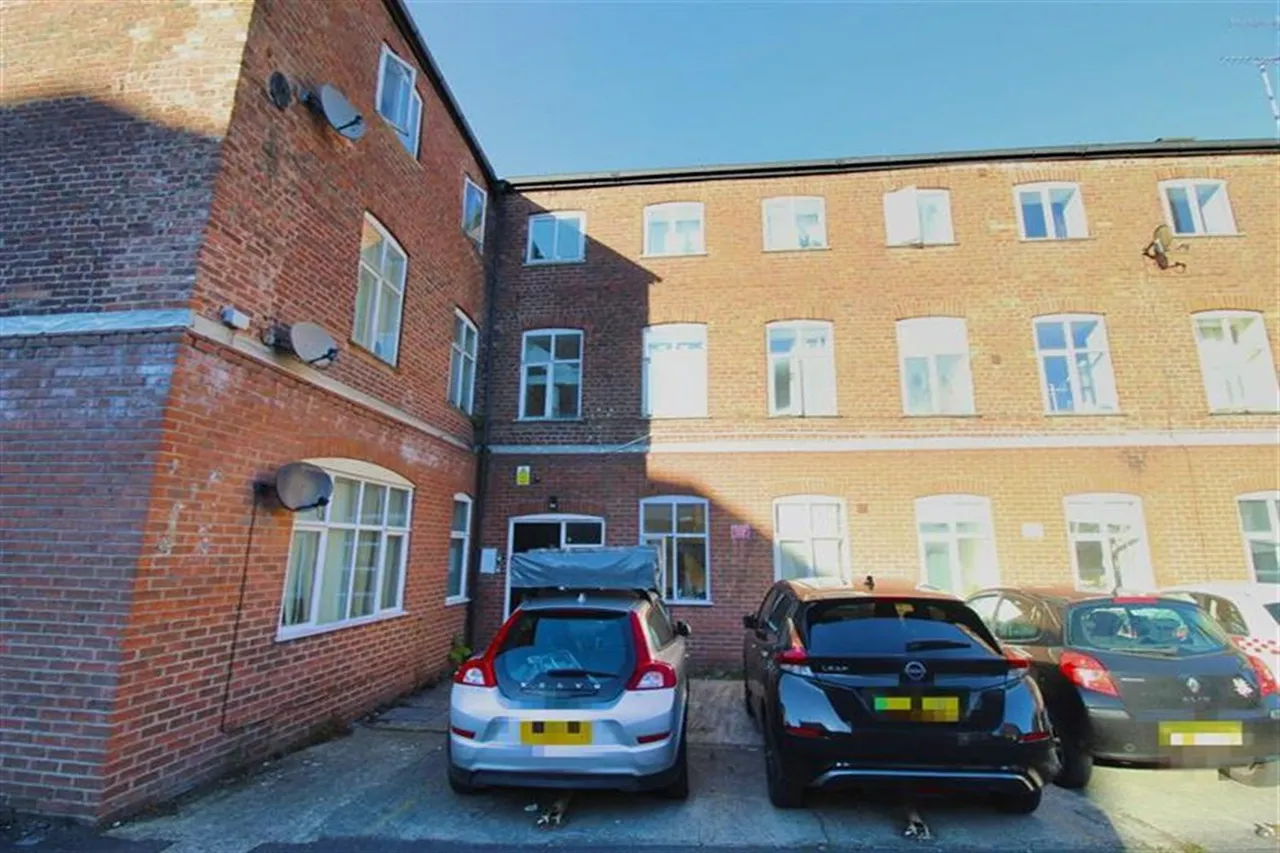 2 bed flat to rent, High Street, Stockport