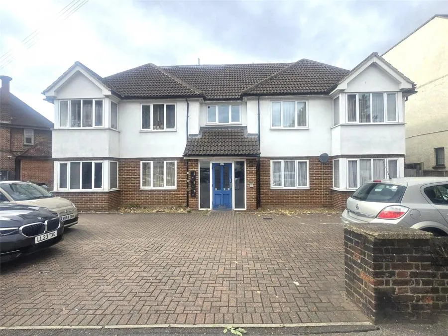 2 bed flat to rent, Whalebone Lane North, Romford, RM6