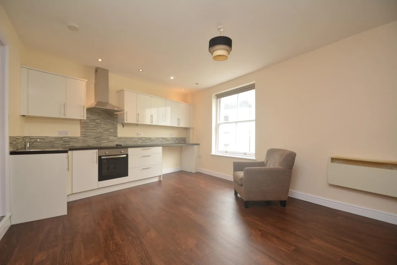 2 bed flat to rent, High Street, Ross-on-Wye, HR9