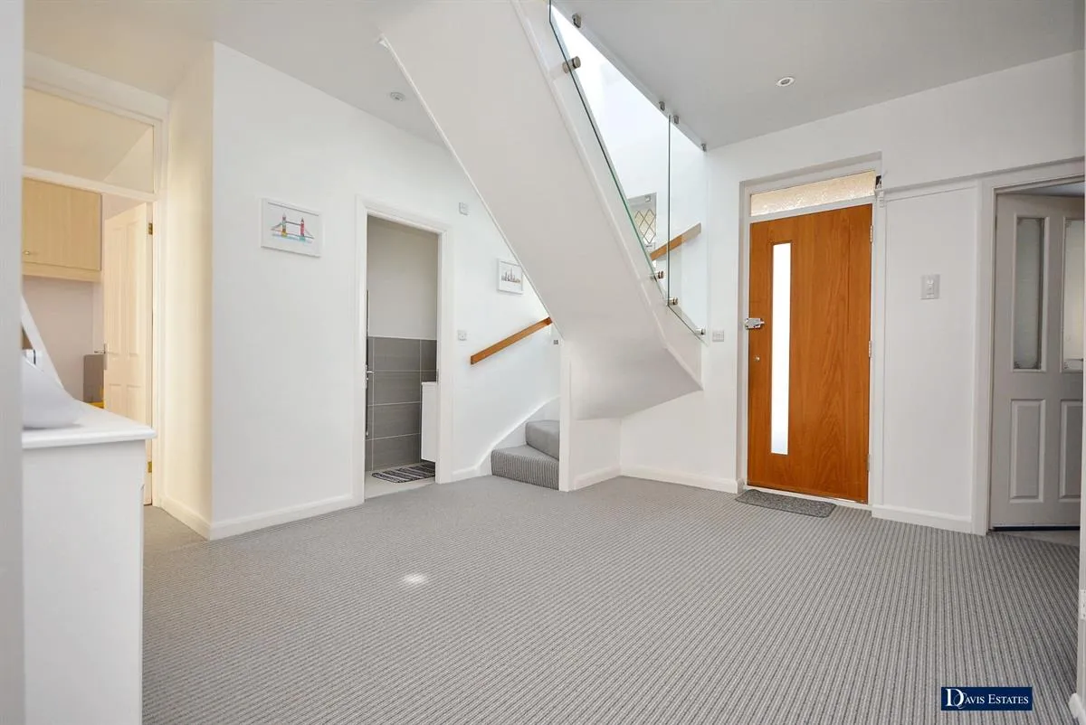 Harrow Drive, Hornchurch, RM11, photo 5