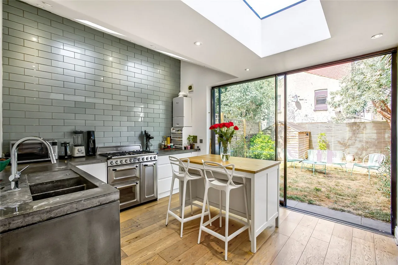 4 bed house for sale — Thirsk Road, Mitcham