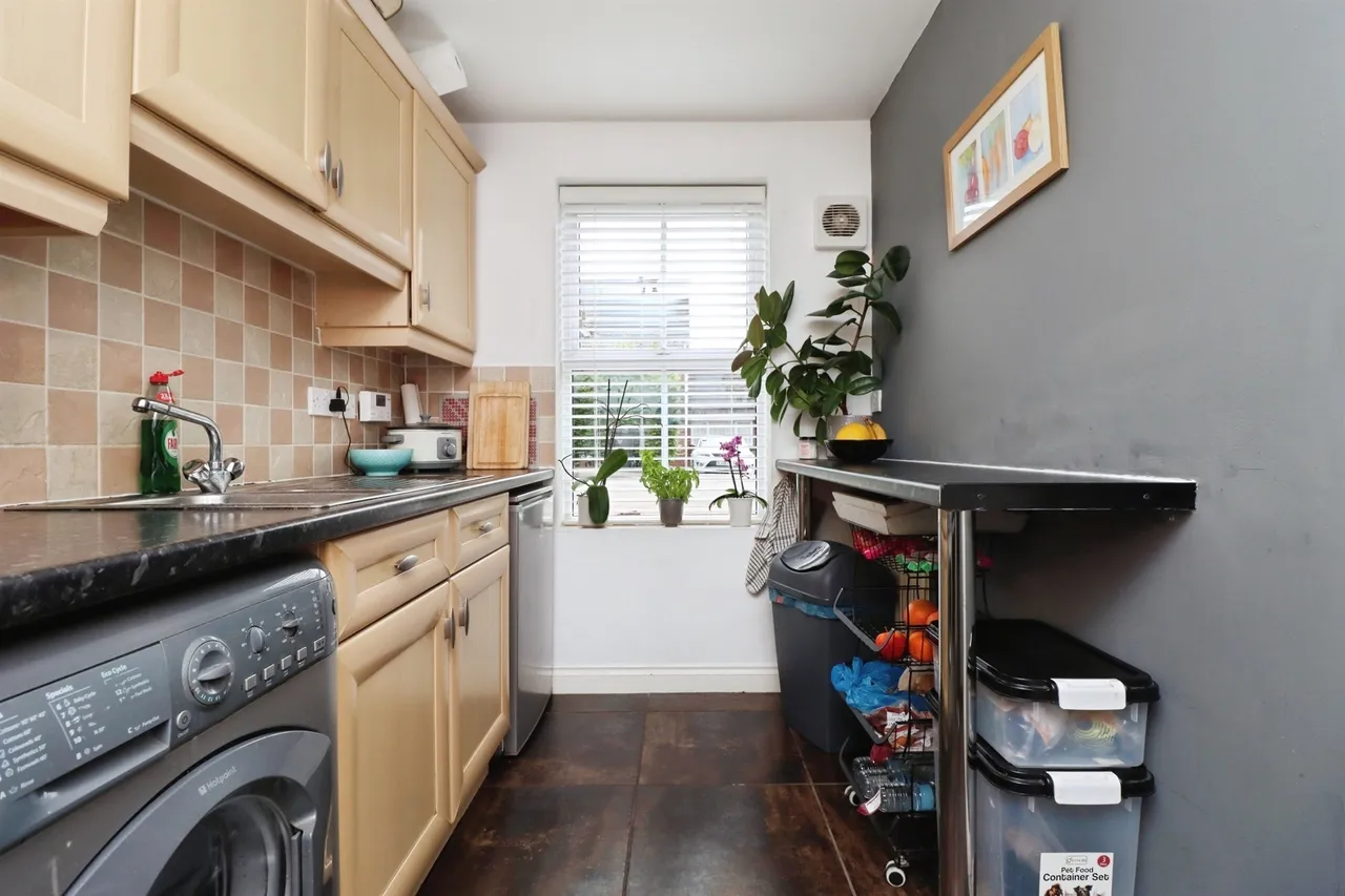 Buttercup Close, Corby, NN18, photo 7