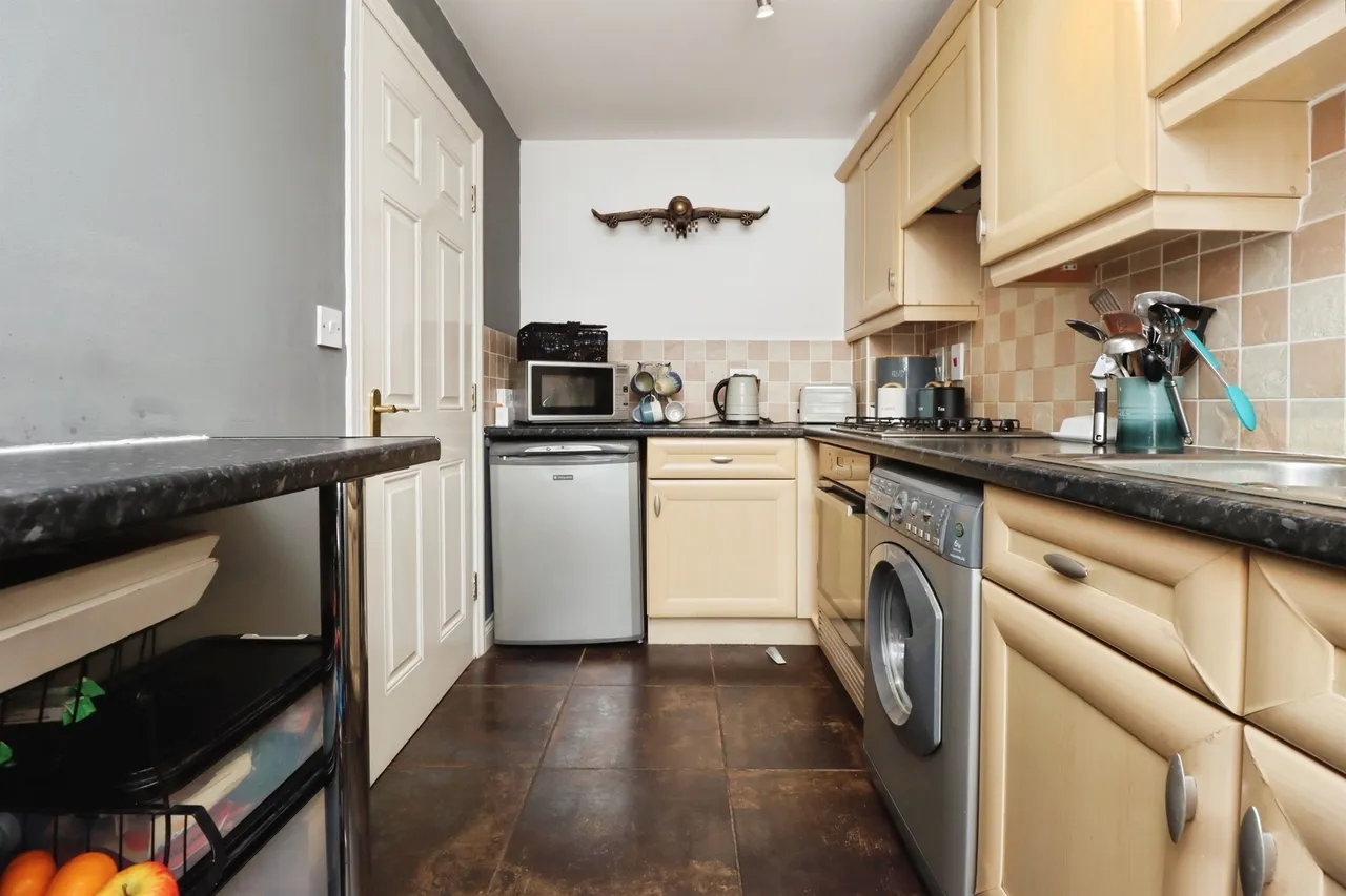 Buttercup Close, Corby, NN18, photo 3