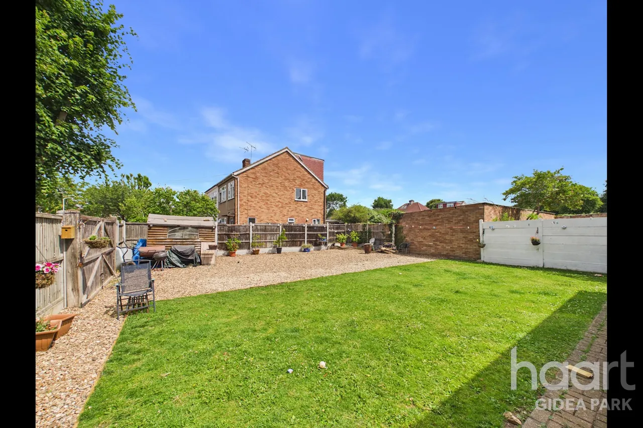 Homeleigh Apartment, Gidea Park, RM2, photo 13