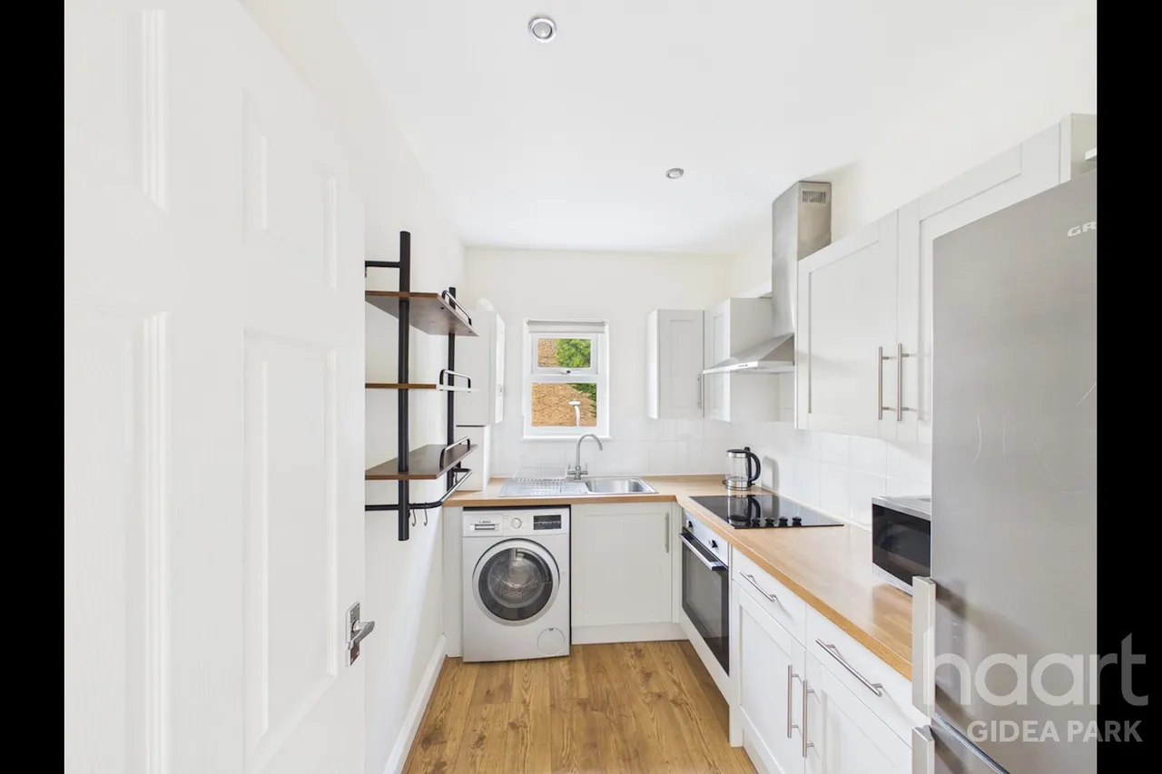 Homeleigh Apartment, Gidea Park, RM2, photo 2