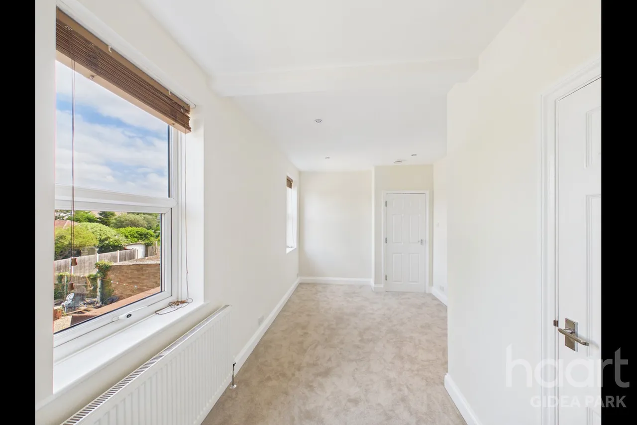 Homeleigh Apartment, Gidea Park, RM2, photo 5