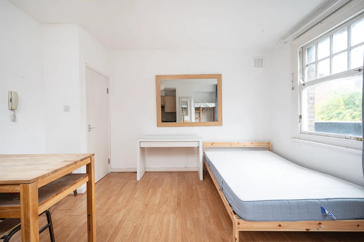 Flat 5, 1b Clarence Place, London, photo 2