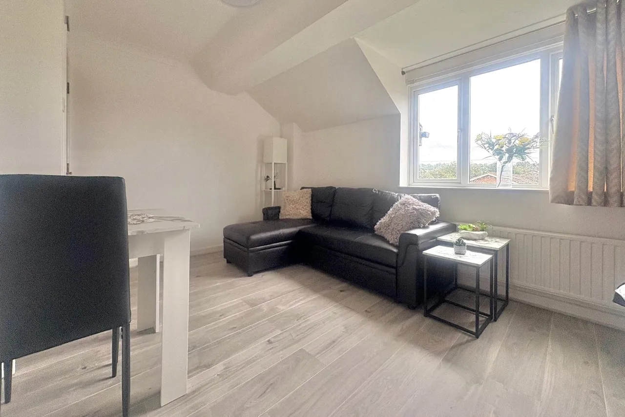 Weydon Lane, Farnham, Surrey, GU9 8UY, photo 5