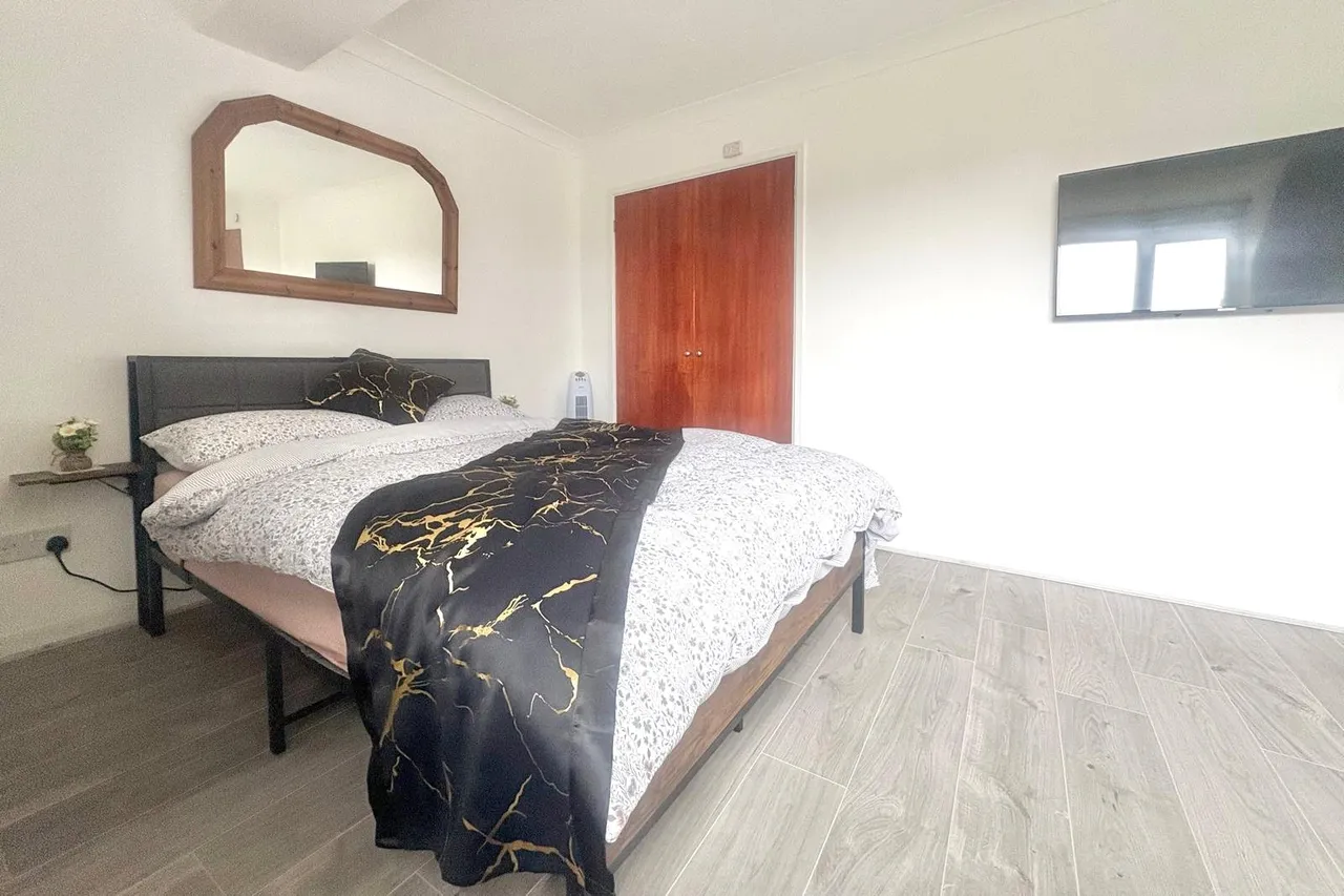 Weydon Lane, Farnham, Surrey, GU9 8UY, photo 6