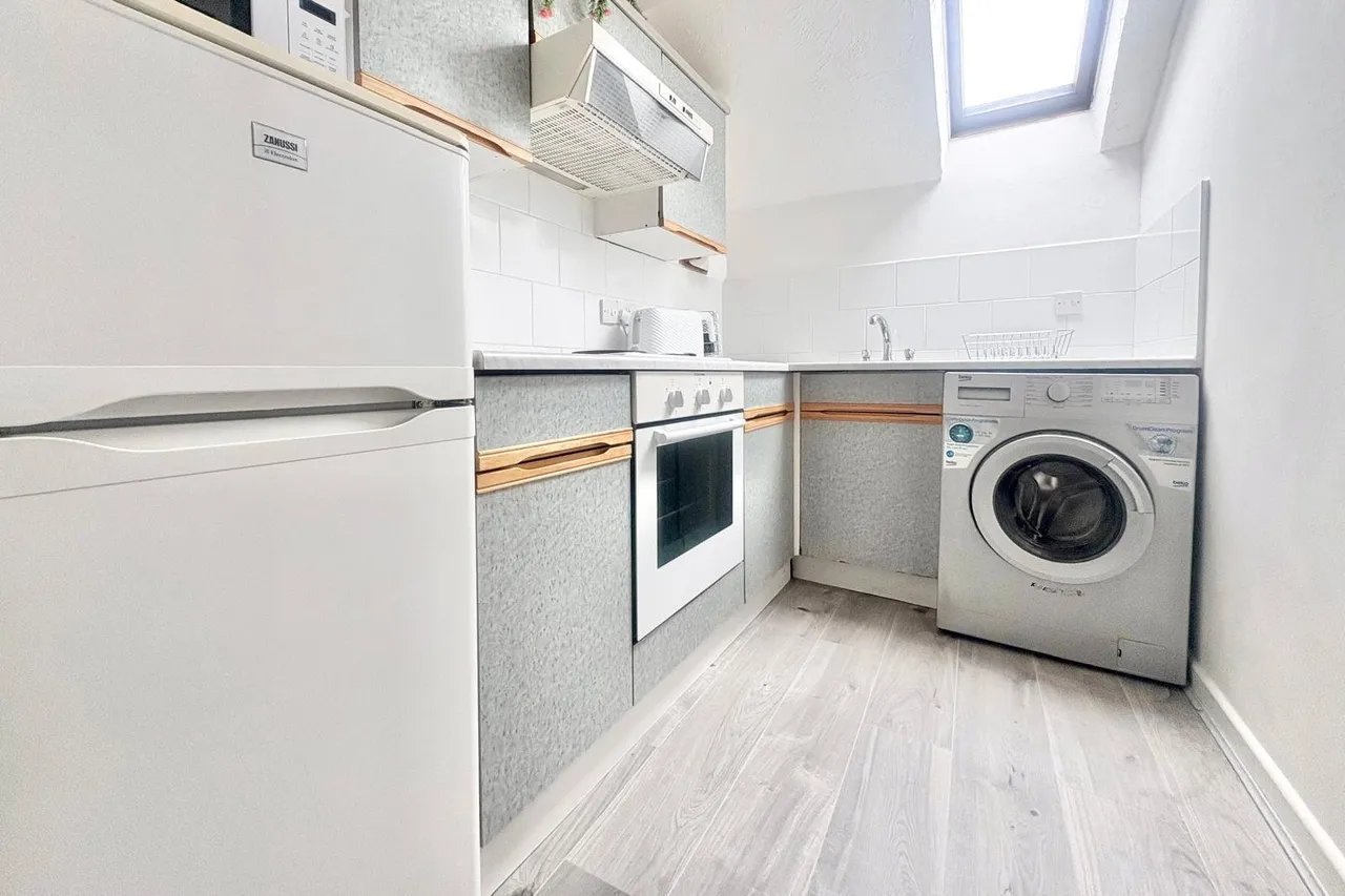 Weydon Lane, Farnham, Surrey, GU9 8UY, photo 3