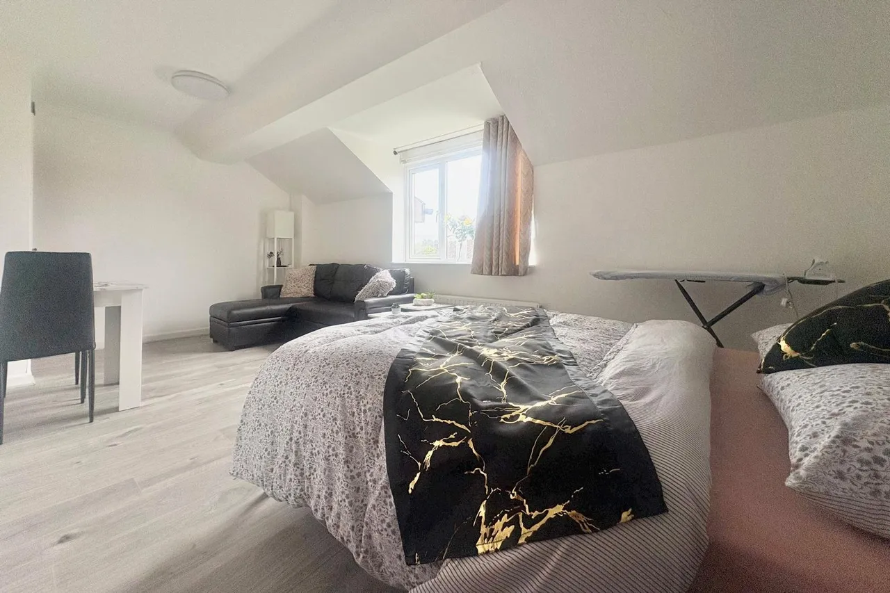Weydon Lane, Farnham, Surrey, GU9 8UY, photo 7