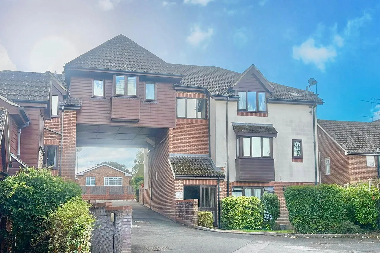 1 bed flat for sale — Weydon Lane, Farnham, Surrey, GU9 8UY