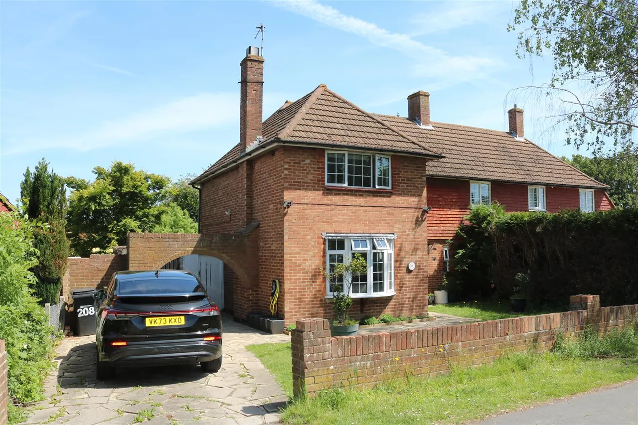 3 bed house for sale, Cobham Road, Fetcham, KT22