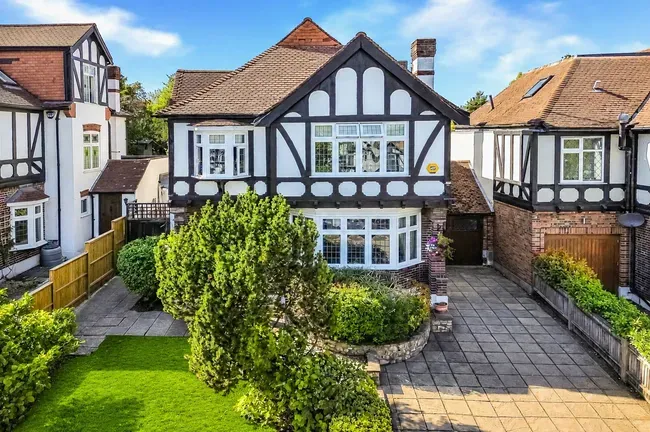 4 bed house for sale — Malvern Drive, Woodford Green, IG8