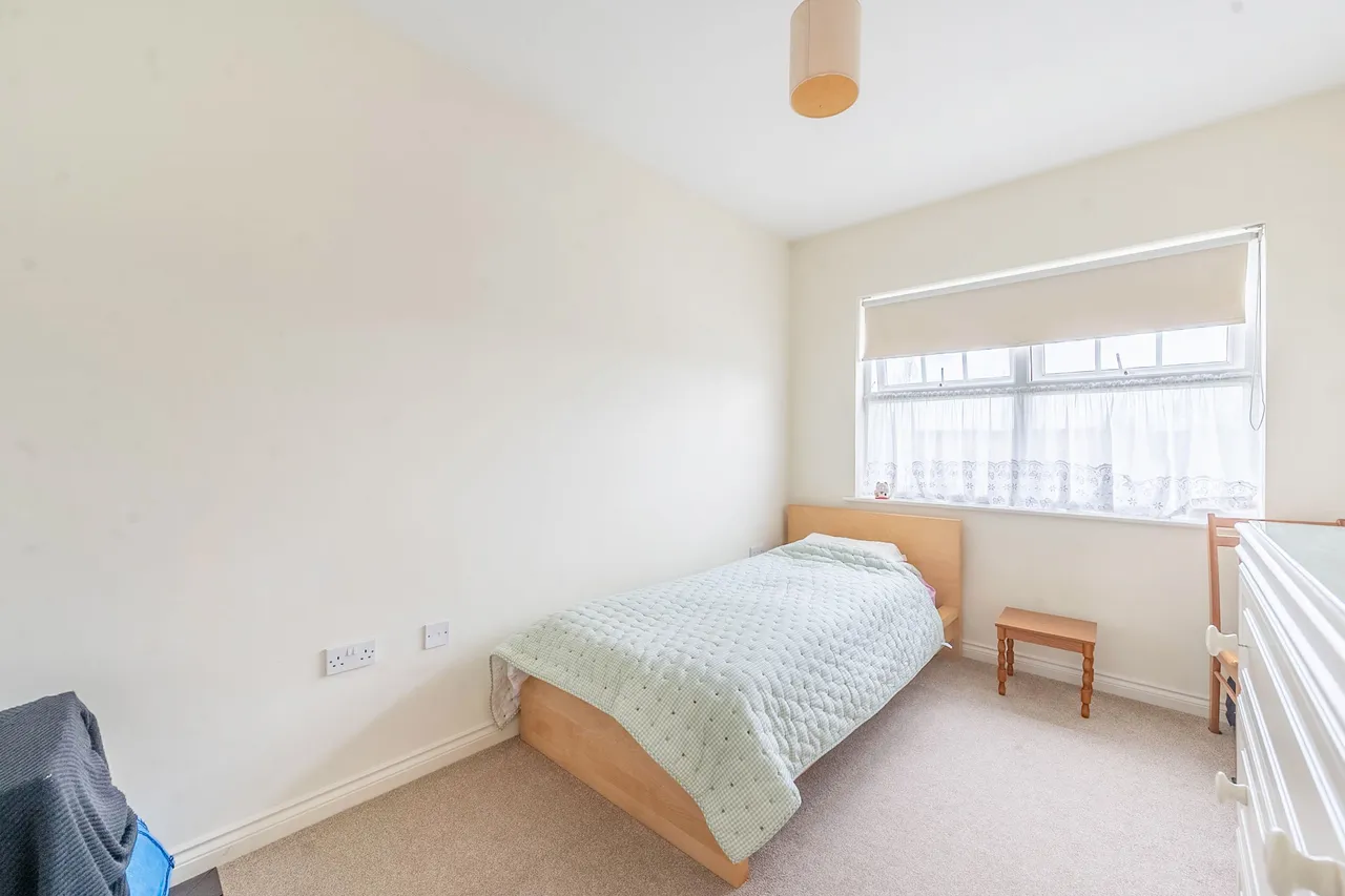 77 Rose Bates Drive, London, photo 2