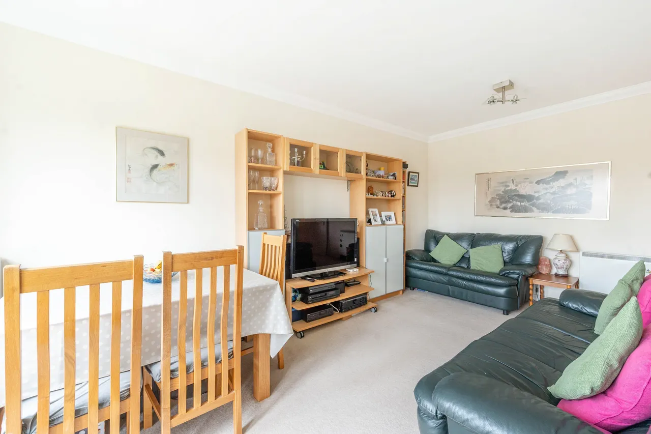 77 Rose Bates Drive, London, photo 6
