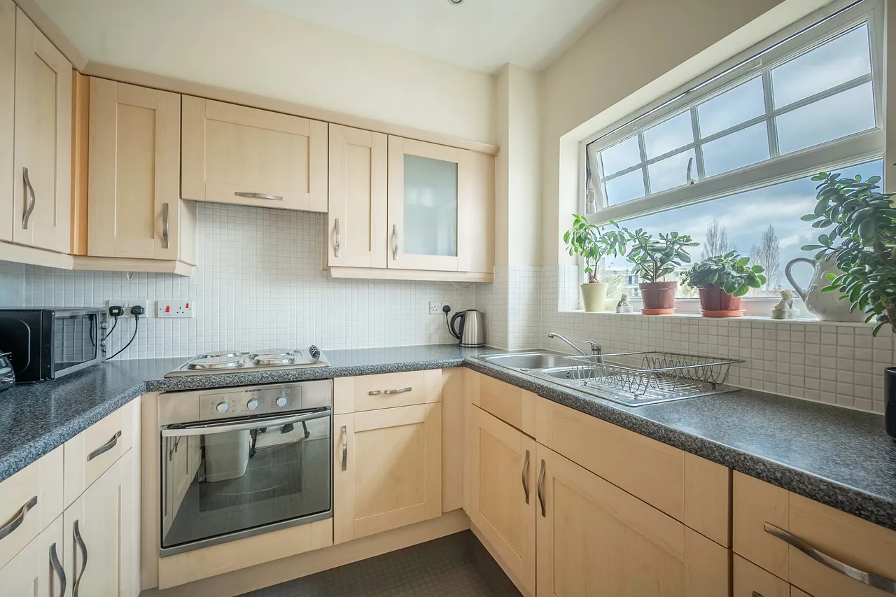 77 Rose Bates Drive, London, photo 3