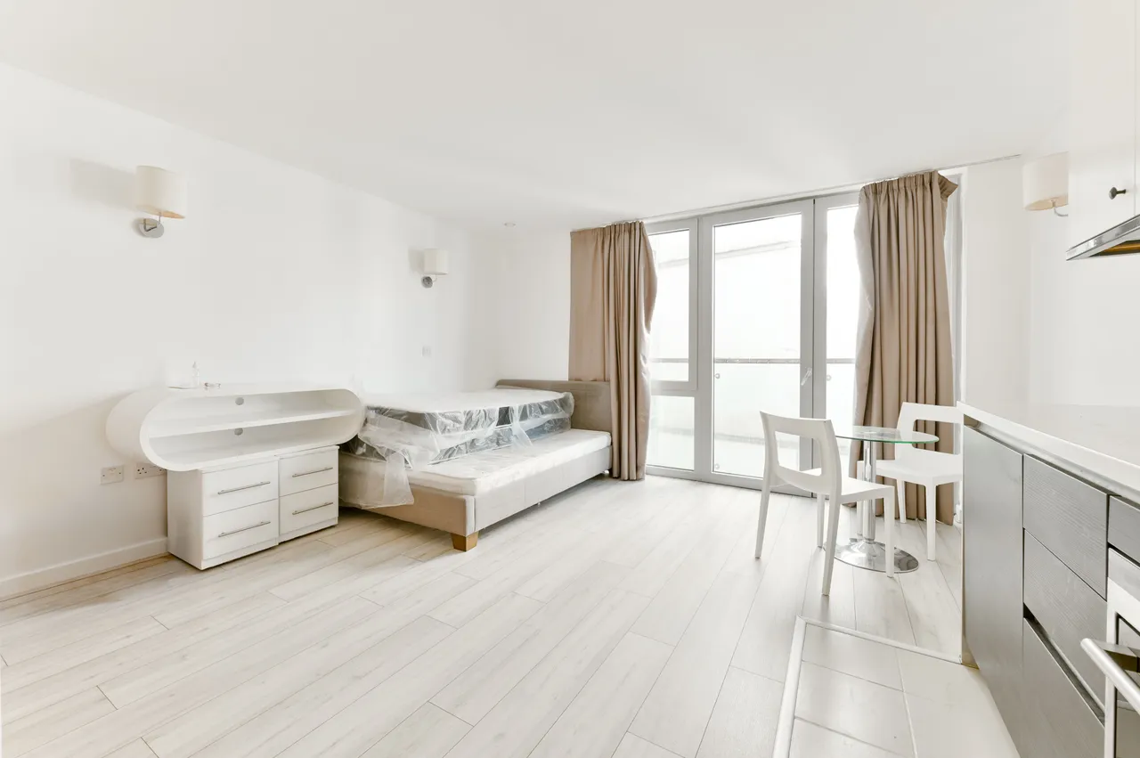 Flat 17, Quadrant Court, Empire Way, Wembley, photo 2