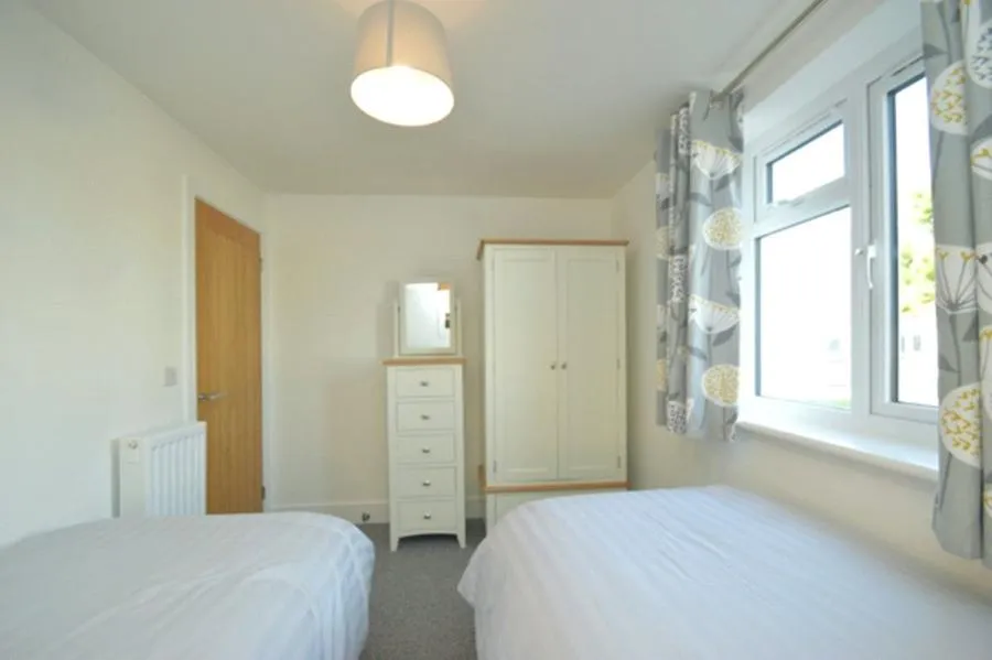 Yaverland Road, Sandown, PO36, photo 10