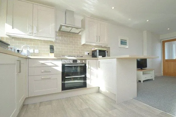 Yaverland Road, Sandown, PO36, photo 5