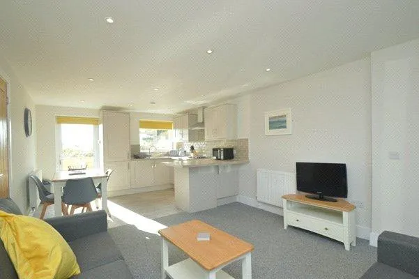 Yaverland Road, Sandown, PO36, photo 3