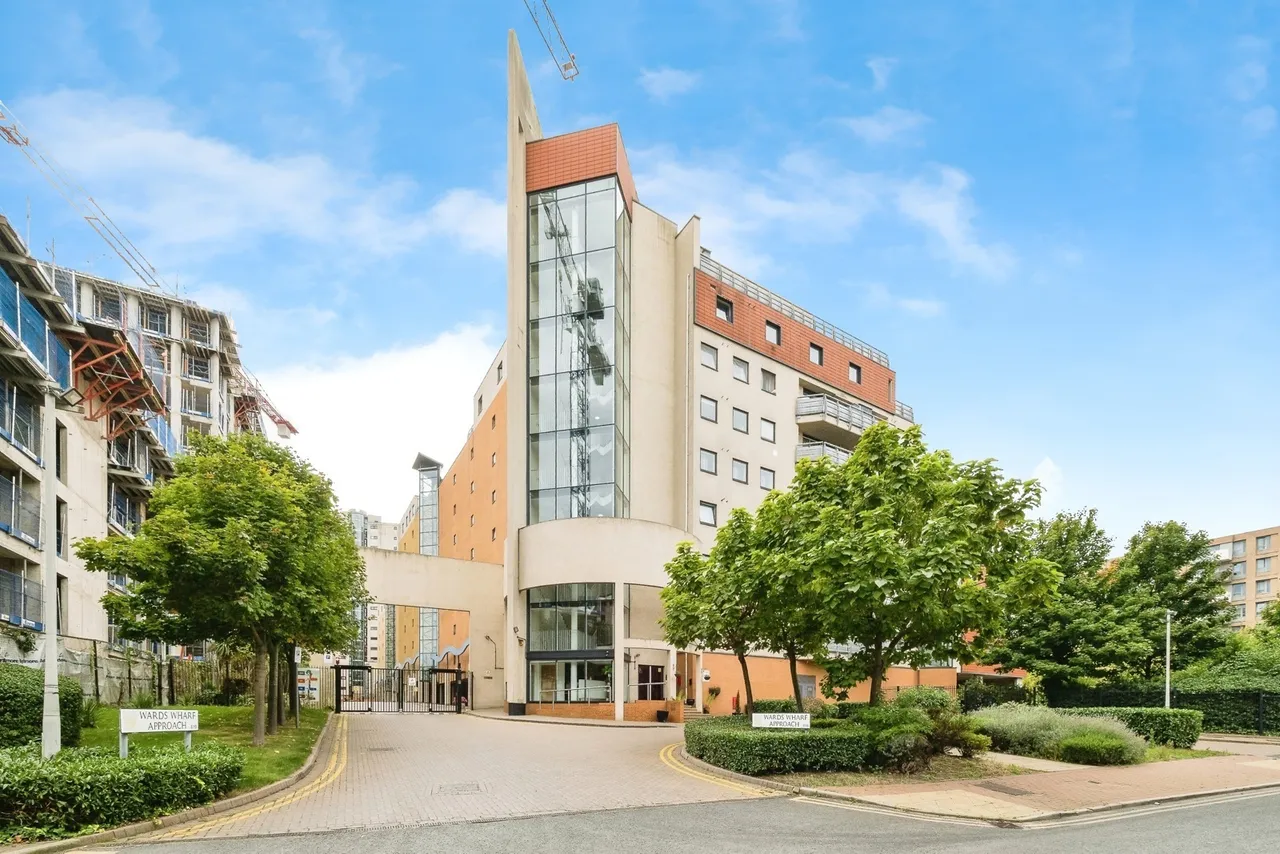 2 bed flat for sale, Wards Wharf Approach, London, E16