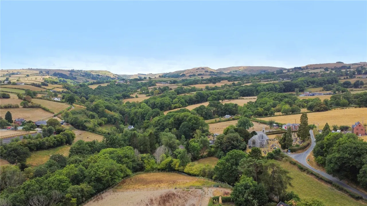 Mochdre, Newtown, Powys, SY16 4JS, photo 31