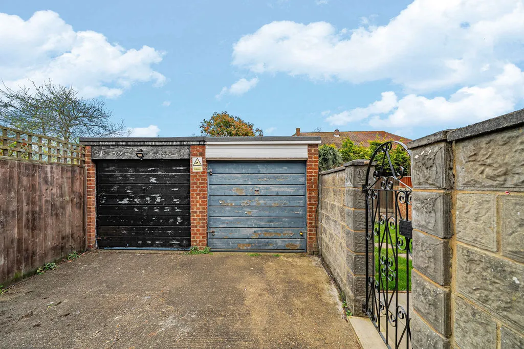 Fullerton Drive, Byfleet KT14 7TQ, photo 16