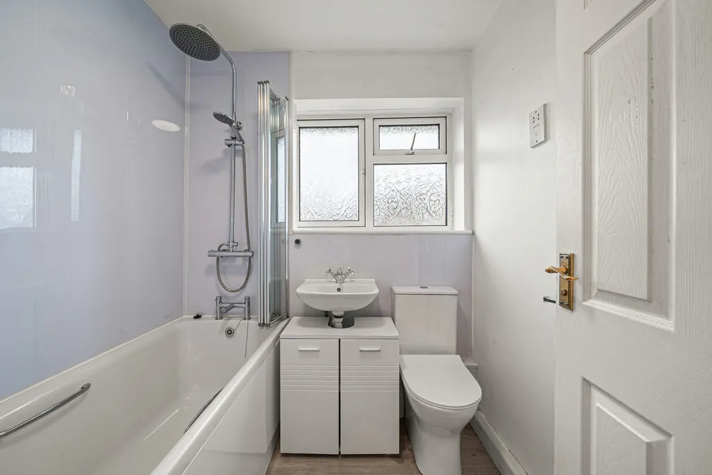 Fullerton Drive, Byfleet KT14 7TQ, photo 13