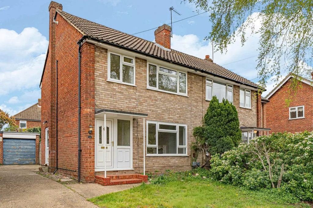 3 bed house for sale — Fullerton Drive, Byfleet KT14 7TQ