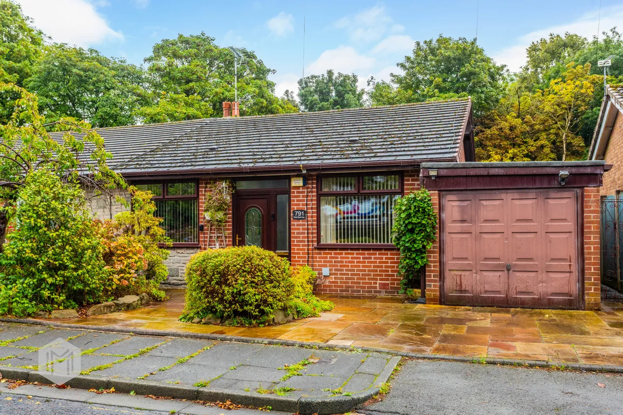 2 bed house for sale — Moss Bank Way, Bolton, BL1 5TD